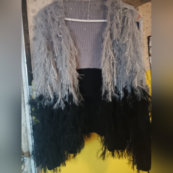 Stylish Gray and Black Shaggy Feathered Women's Cardigan. L - Picture 3 of 5